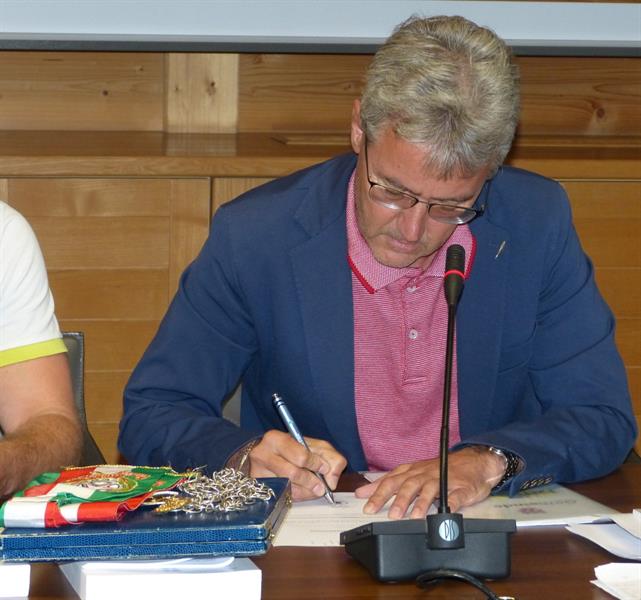 Bürgermeister Josef Nöckler setzt seine Unterschrift
